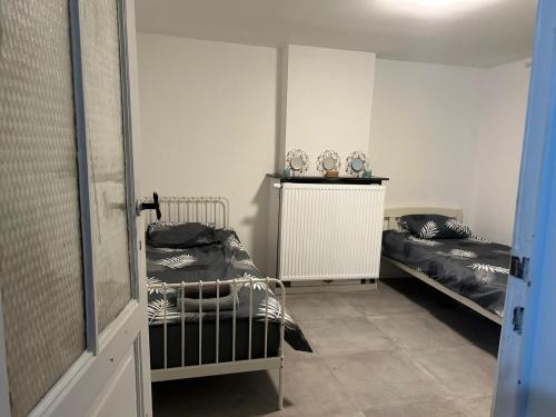 una camera con due letti di Chambre 2 lits simples a Bruxelles