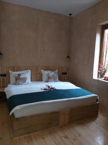 1 dormitorio con 1 cama grande en una habitación en Valley Park Dilijan, en Dilijan