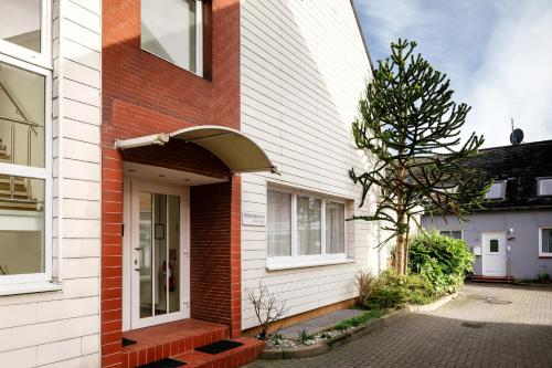a house with an archway on the side of it at Helgolandia Apartments in Helgoland