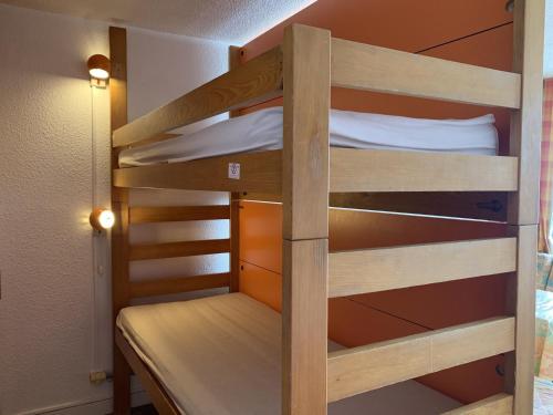 Bunk bed o mga bunk bed sa kuwarto sa Studio Les Menuires, 1 pièce, 4 personnes - FR-1-452-213