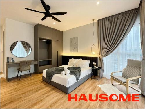 1 dormitorio con 1 cama y ventilador de techo en QUILL APARTMENT SKY 1018 en Kuala Lumpur