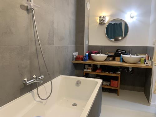 Ванна кімната в Villa Normandy Pegasus Bridge