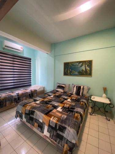 een slaapkamer met 2 bedden en een tafel. bij Lovly Couple Sea View w Netflix in Port Dickson