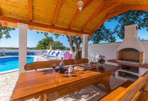 Πισίνα στο ή κοντά στο The Grandfather's courtyard villa with heated pool
