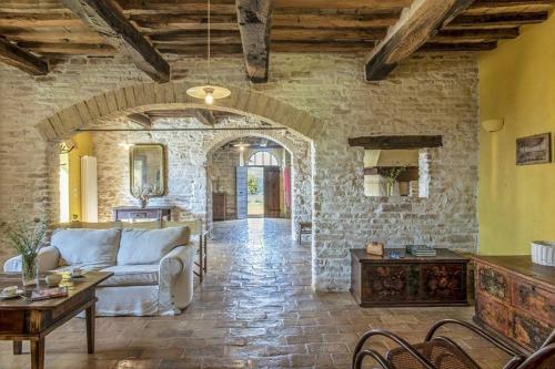 sala de estar con sofá y mesa en Ferienhaus für 12 Personen in Cagli, Marken Provinz Pesaro-Urbino, en Cagli