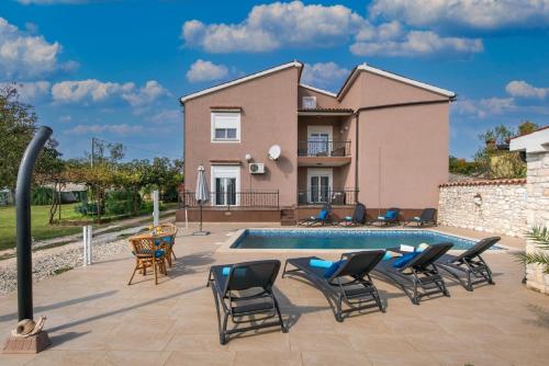 eine Villa mit einem Pool vor einem Haus in der Unterkunft Ferienhaus für 10 Personen in Belavici, Istrien Bucht von Raša - b54750 in Hreljići