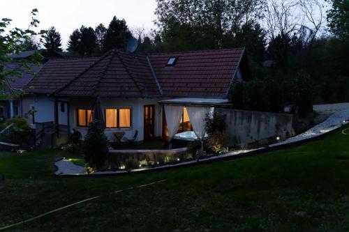 Κήπος έξω από το FoxForest Vendégház