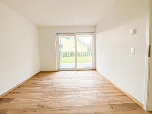 une chambre vide avec une porte et du parquet dans l'établissement in der nähe von Lucern (30 Minuten) & 1 Stunde von Zürich, à Gontenschwil
