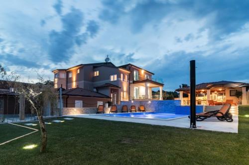 une maison de luxe avec une piscine la nuit dans l'établissement Ferienhaus für 18 Personen in Valtura, Istrien Südküste von Istrien, à Pula