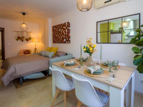 ein Wohnzimmer mit Tisch und Bett in der Unterkunft El descanso de Wallada - Tranquilidad y Confort in Córdoba