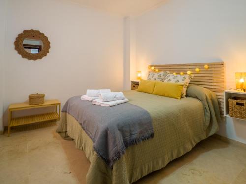 ein Schlafzimmer mit einem Bett mit zwei Handtüchern darauf in der Unterkunft El descanso de Wallada - Tranquilidad y Confort in Córdoba