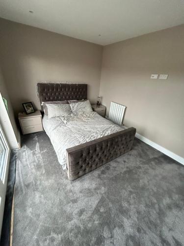 ein Schlafzimmer mit einem großen Bett in einem Zimmer in der Unterkunft Riversdale House Next to Murrayfield Stadium in Edinburgh