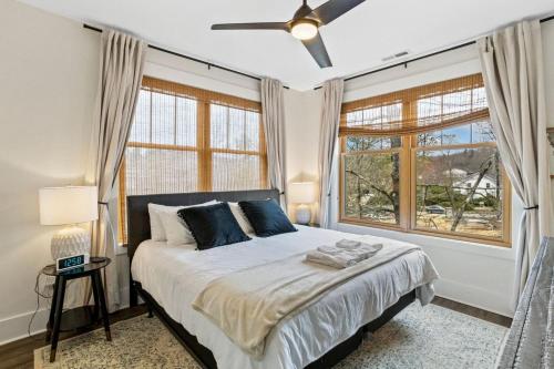 een slaapkamer met een bed en een groot raam bij The Appalachian in Blowing Rock