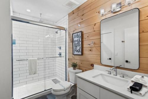 een badkamer met een wastafel, een toilet en een spiegel bij The Appalachian in Blowing Rock