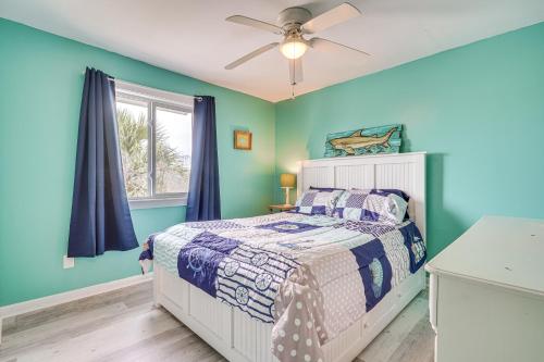 Schlafzimmer mit einem Bett und einem Deckenventilator in der Unterkunft Folly Beach Retreat with Pool Access and River Views! in Folly Beach