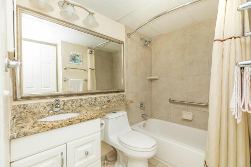 ガルベストンにあるCharming Ocean View Condoのバスルーム(トイレ、洗面台、鏡付)