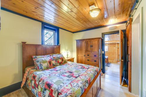 una camera con letto e soffitto in legno di Downtown Salida Cottage with Fireplace and Yard! a Salida
