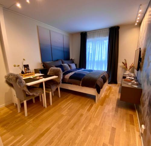1 dormitorio con cama, escritorio y mesa en Experience a Cozy Getaway Near Pulpit Rock en Strand