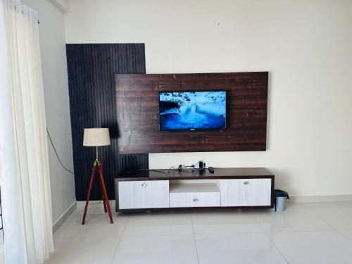 TV a/nebo společenská místnost v ubytování Oryx Residences - Luxury Serviced Apartments