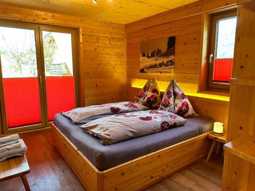 Postel nebo postele na pokoji v ubytování Chalet Bischofsmütze - Direkt an der Skipiste im Skigebiet Dachstein West