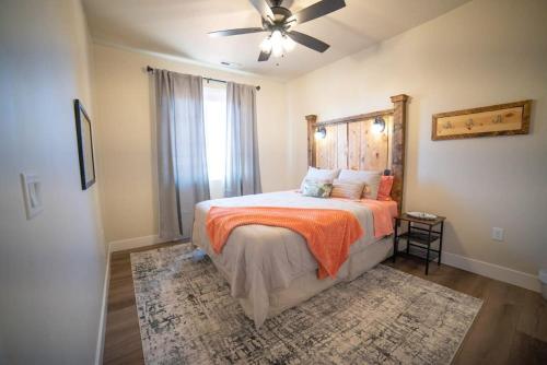 1 dormitorio con 1 cama y ventilador de techo en 3x3 Sanctuary at Kanab - New West Properties en Kanab