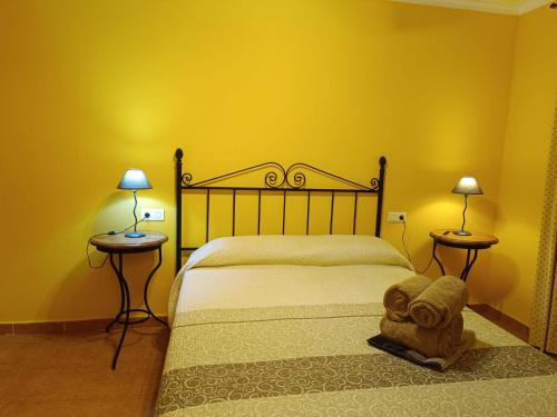 een slaapkamer met een bed en twee lampen op twee tafels bij Bahía de Vera Apartamento Helio in Vera