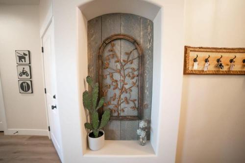 カナブにある3x3 Sanctuary at Kanab - New West Propertiesの壁龕にサボテンが置かれた部屋