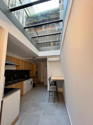 une cuisine avec une lucarne et une table. dans l'établissement Charmante maison de ville, à Tarascon