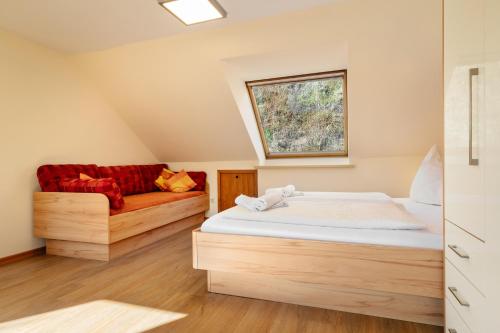 ein Schlafzimmer mit einem Bett und einem Sofa in der Unterkunft Haus Frier in Helgoland