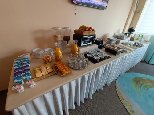 uma mesa com comida e sobremesas em Sky Osorno em Osorno
