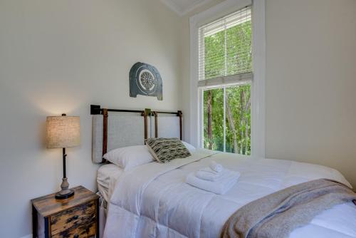 um quarto com uma cama branca e uma janela em Matchpoint House Aiken em Aiken