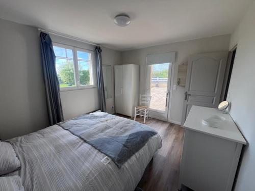 - une chambre avec un lit, un bureau et une fenêtre dans l'établissement Villa CHESTER 9 km d'Omaha Beach, à Trévières