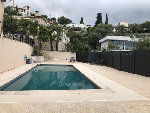 une piscine dans l'arrière-cour d'une maison dans l'établissement Appartement villa toit terrasse, à Menton