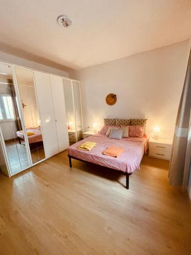 トッレ・サン・ジョヴァンニ・ウジェントにあるCasa Jasminのベッドルーム(ベッド1台、大きな鏡付)