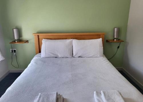 - une chambre avec un lit et 2 serviettes dans l'établissement The Lamb & Flag, à Glyn Neath
