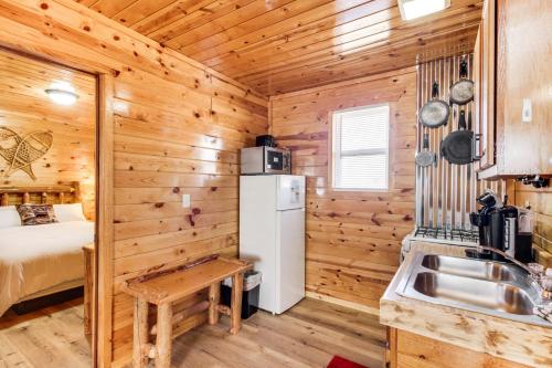 Cabaña con cocina con nevera y fregadero. en Mille Lacs Lake Group Getaway with Dock Access!, en Garrison