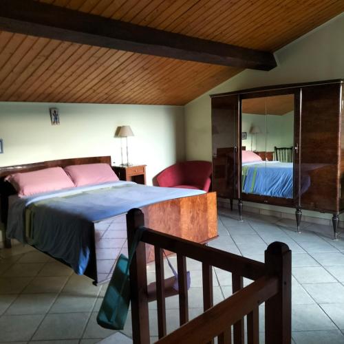 une chambre avec un lit et un miroir dans l'établissement Apartament rural 2/4 PAX Vallespir, à Maureillas