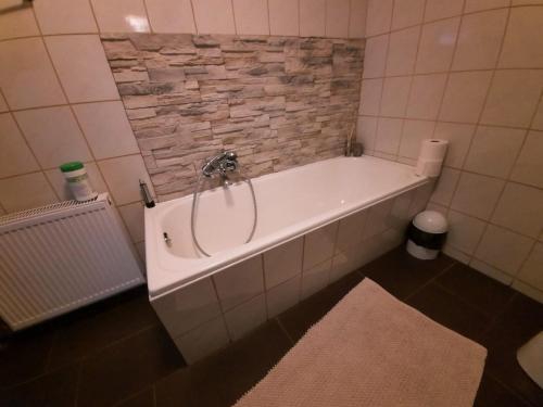 Ένα μπάνιο στο Ferienwohnung Trude