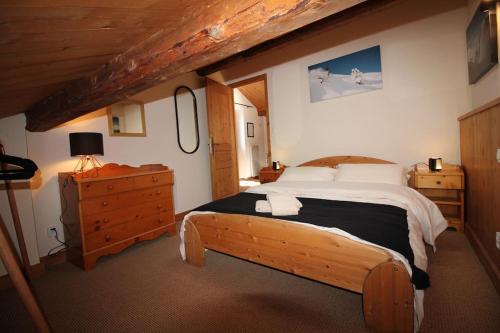 une chambre avec un grand lit et une commode dans l'établissement Gorgeous 1 bedroom apartment in Meribel main town, à Les Allues