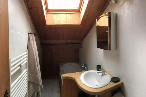 une salle de bain avec un lavabo et une fenêtre et des toilettes dans l'établissement Gorgeous 1 bedroom apartment in Meribel main town, à Les Allues