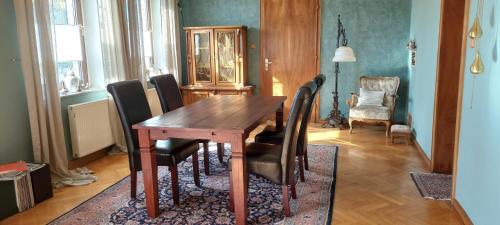 Elsdorf的住宿－Fewo Haus Cäcilia，一间带木桌和椅子的用餐室