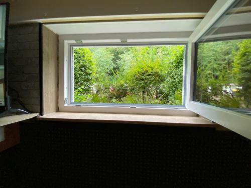 ein Fenster in einem Zimmer mit Aussicht in der Unterkunft Wohnung Saarbrücken, City und Uni Nähe mit Parkplatz in Saarbrücken