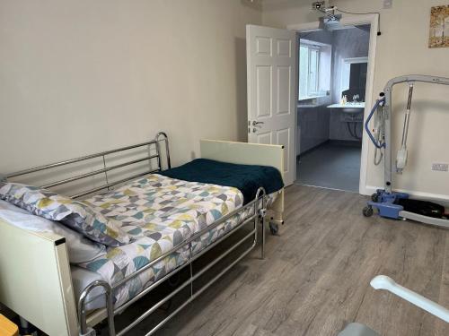 ein Krankenhauszimmer mit einem Bett und einem Bad in der Unterkunft The Rose Marie Lodge in Clacton-on-Sea