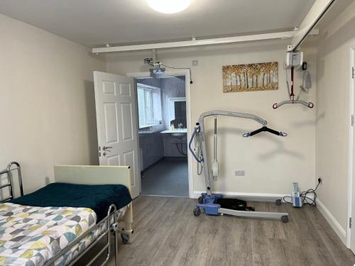 een ziekenhuiskamer met een bed en een badkamer bij The Rose Marie Lodge in Clacton-on-Sea