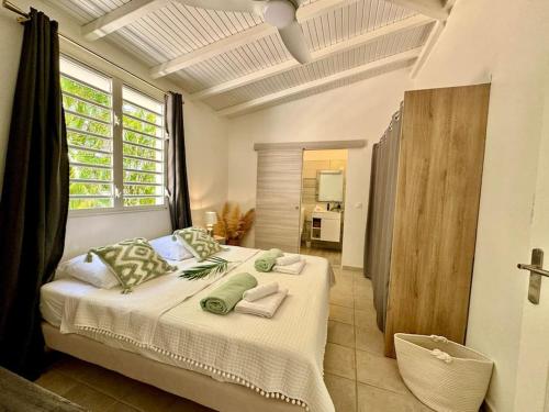 萊斯三河－勒茨的住宿－Grande Villa de standing vue mer, piscine 3ilets，一间卧室配有带毛巾的床