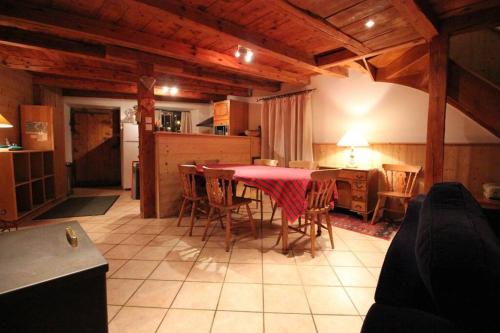 une cuisine et une salle à manger avec une table et des chaises dans l'établissement Atmospheric, original stone chalet in Meribel, à Les Allues