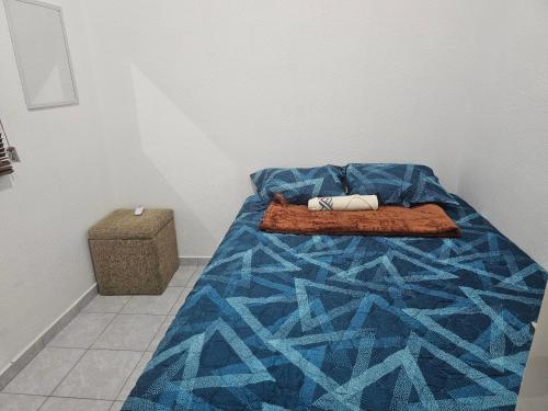 łóżko z niebieską kołdrą w pokoju w obiekcie RIVERA CASA MIA w mieście San Miguel