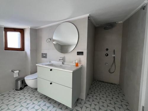 Baño blanco con lavabo y espejo en Villa Deniz en Kalkan