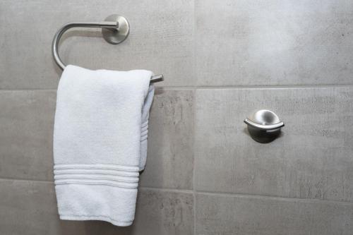 - une serviette suspendue à un porte-serviettes dans la salle de bains dans l'établissement Robert room 18, à Arad