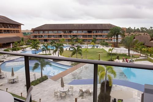 Hosts BR - Estúdio Eco Resort Praia dos Carneiros في تامانداري: اطلالة من شرفة منتجع مع مسبح